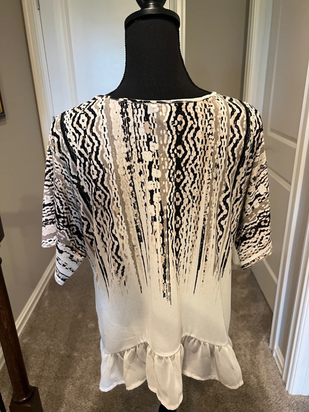 Cato White Tunic with Black and Tan Vertical Abstract Stripes Size Large - Picture 5 of 6